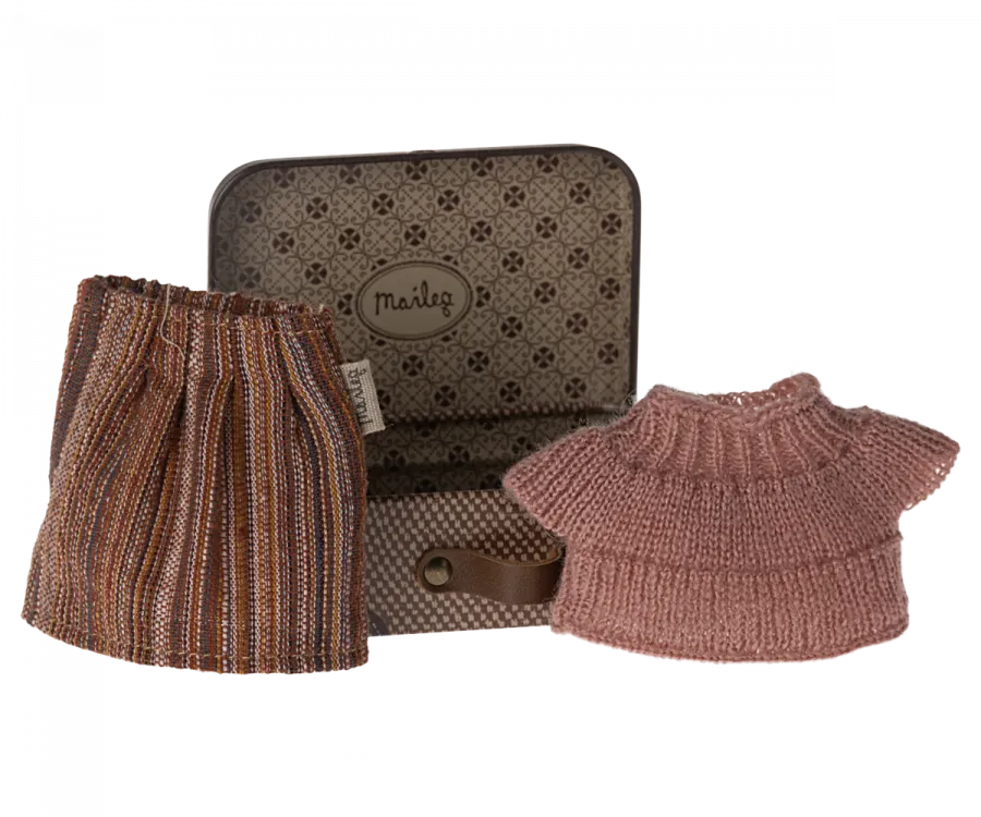Maileg - Knitted Blouse & Skirt in Suitcase, Grandma Mouse